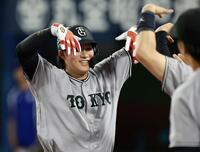 ６回、勝ち越しソロを放ち、笑顔を見せる増田陸（撮影・伊藤笙子）
