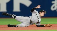 １０回、蝦名のハーフライナーを好捕する二塁手の浦田（撮影・伊藤笙子）