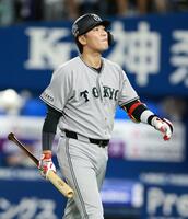 ８回、見逃し三振に倒れた坂本（撮影・伊藤笙子）