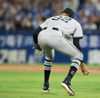 １２回、古市の犠打を捕球するマルティネス（撮影・伊藤笙子）