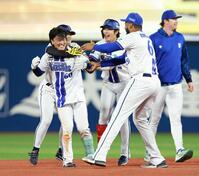 １２回、サヨナラ勝ちを決め、喜ぶ古市（左）ら＝（撮影・伊藤笙子）