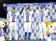 お立ち台で笑顔を見せる（左から）石田健、松尾、古市（撮影・伊藤笙子）