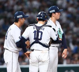 ６回途中で降板する武内（左はマウンドに向かう西口監督）＝撮影・中島達哉