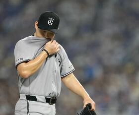 　１回に４点を失い汗を拭う小笠原（撮影・伊藤笙子）