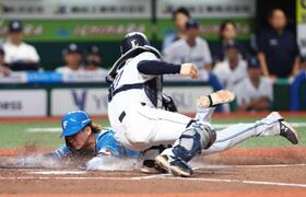 　２回、進藤のスクイズで生還する二走水野。捕手小島（撮影・中島達哉）