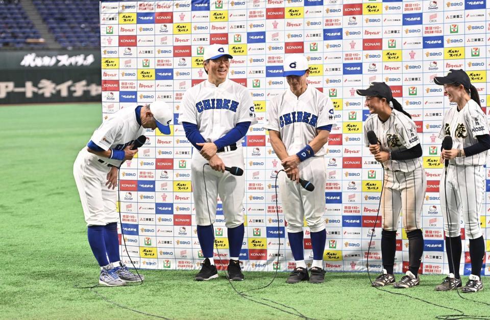 　３安打を放った高校野球女子選抜の福田（右から２人目）に「参りました！」と頭を下げるイチロー氏（左端）＝撮影・開出牧