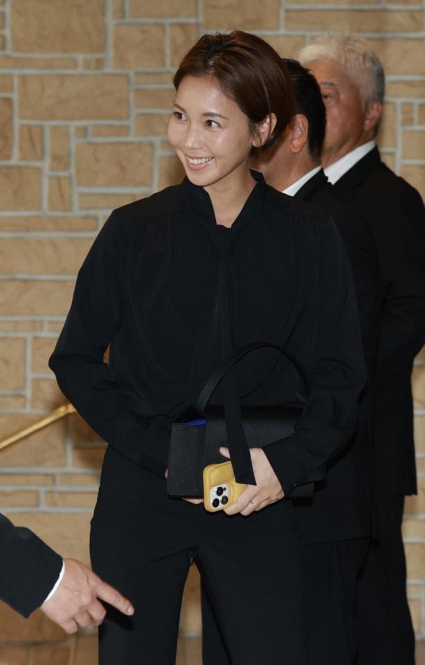 お別れの会に出席したヒロド歩美（撮影・伊藤笙子）