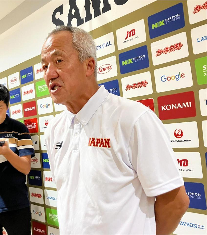 帰国し、囲み取材で思いを語る岡田監督