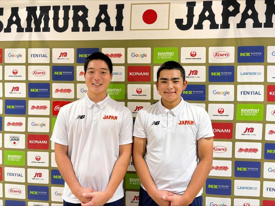 帰国後、笑顔で取材に応じる智弁和歌山・山田（左）と健大高崎・石田