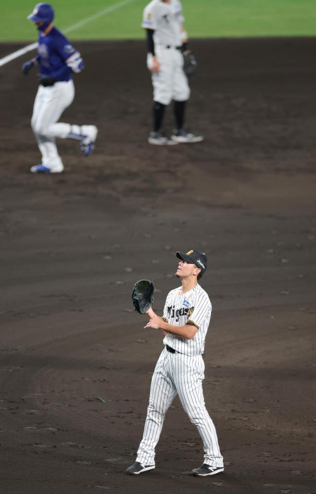 ５回、マラーに２ランを浴びる伊藤将（撮影・立川洋一郎）