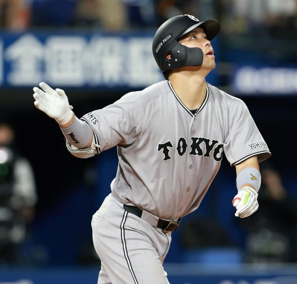 ５回、右越え２ランを放つ大城（撮影・伊藤笙子）