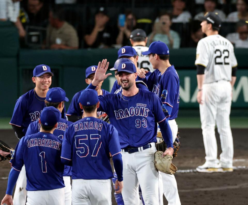 マラーは４打点を挙げ、完封勝利を飾り笑顔でナインとタッチする（撮影・山口登）