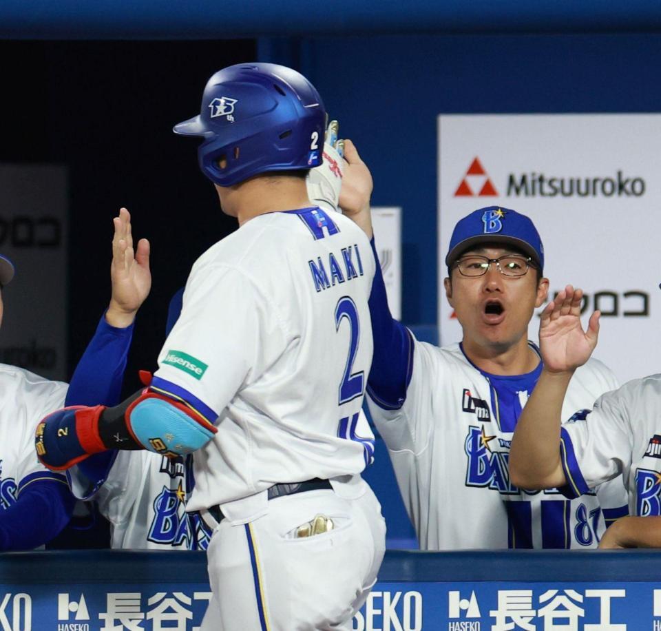 １回、右越えソロを放った牧（左）を迎える相川監督（撮影・伊藤笙子）