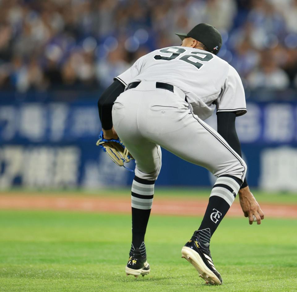 １２回、古市の犠打を捕球するマルティネス（撮影・伊藤笙子）