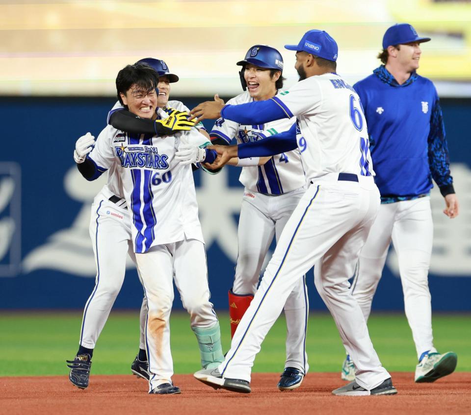 １２回、サヨナラ勝ちを決め、喜ぶ古市（左）ら＝（撮影・伊藤笙子）