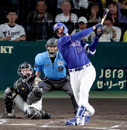 　５回、バックスクリーンに２ランを放つマラー（撮影・山口登）