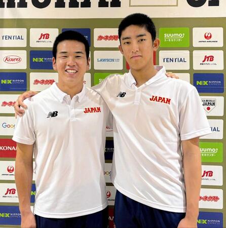 　帰国し笑顔を見せる小野（左）と織田