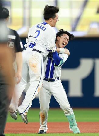 　１２回、サヨナラ勝ちを決め、牧（左）と喜ぶ古市
