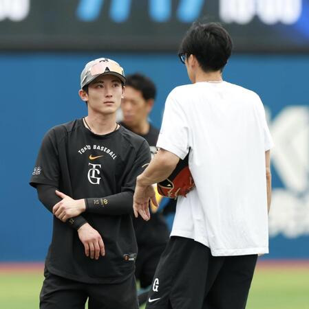 ウォームアップを途中で切り上げ、トレーナーと話す浦田俊輔（撮影・伊藤笙子）