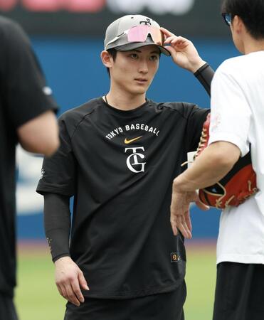 前日の試合で負傷した右肘にテーピングをしている浦田（撮影・伊藤笙子）