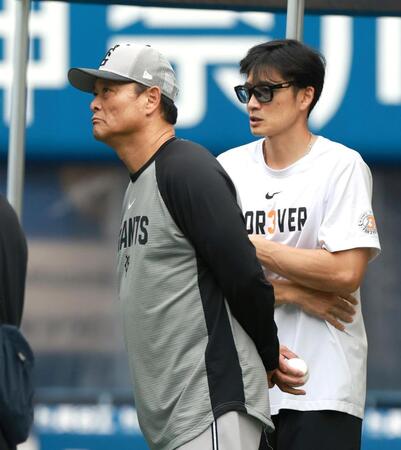 試合前、トレーナーからの報告を聞く橋上監督代行（左）＝撮影・伊藤笙子