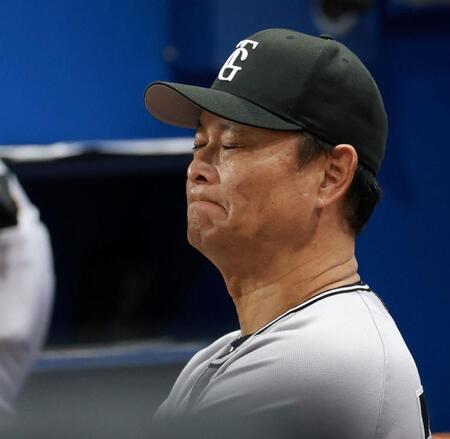 １回、三塁手・石塚のファンブルでピンチが拡大し、唇をかむ橋上監督代行（撮影・伊藤笙子）