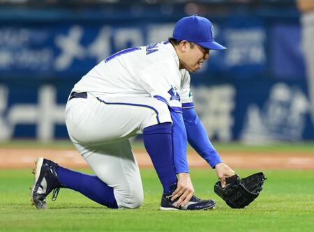 ２回、鈴木大の打球が右足に直撃し、うずくまる東（撮影・伊藤笙子）