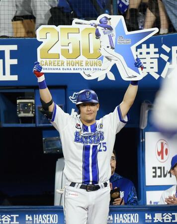 ２回、通算２５０号となるソロを放ち、ボードを掲げる筒香（撮影・伊藤笙子）