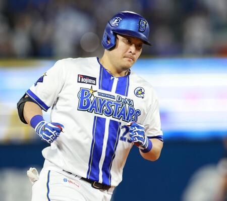 ２回、通算２５０号となる右越えソロを放ち、無表情でダイヤモンドを一周する筒香（撮影・伊藤笙子）