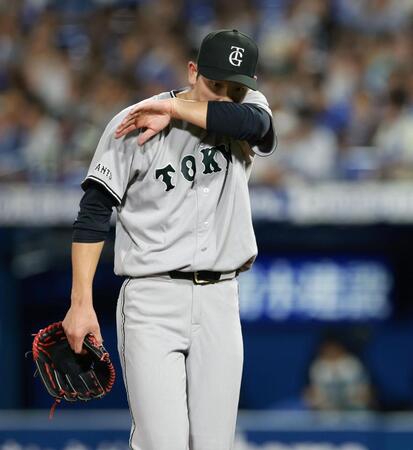 ２回９失点と乱調し、ベンチへ下がる戸郷（撮影・伊藤笙子）