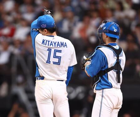 ５回、逆転を許し、降板する北山（左）＝撮影・中島達哉