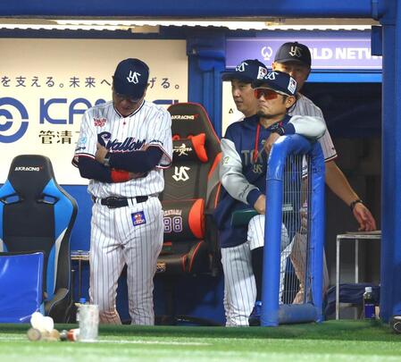 ６回、長岡がレフトフライに倒れ、うつむく池山監督（左）＝撮影・石井剣太郎