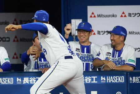 ２回、蝦名のソロにベンチを飛び出して喜ぶエンカーナシオン（手前）とグータッチする相川監督（中央）＝撮影・伊藤笙子