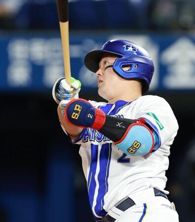 １回、左越えソロを放つ牧（撮影・伊藤笙子）