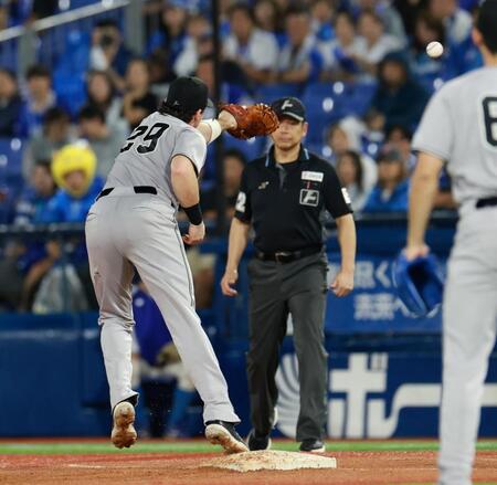 ７回、度会の二ゴロで二塁手・増田陸の送球を捕れず、後ろにそらす一塁手のダルベック（撮影・伊藤笙子）