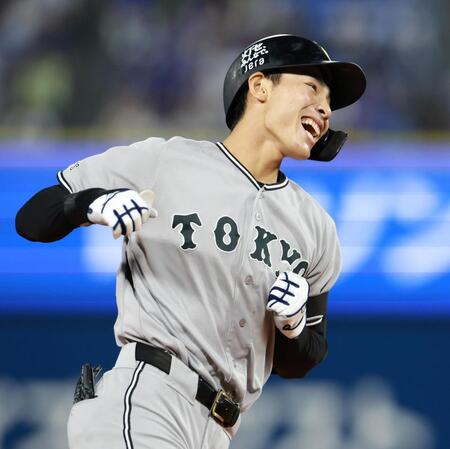 １回、ライトへ先頭打者本塁打を放ち、笑顔を見せる平山（撮影・伊藤笙子）