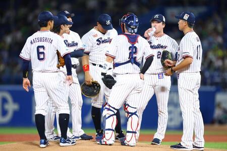 １回、先制を許した吉村（右から２人目）にもとに集まるヤクルトナイン（撮影・石井剣太郎）