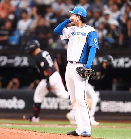 ９回、山口（左）に勝ち越しソロを浴びる柳川（撮影・中島達哉）
