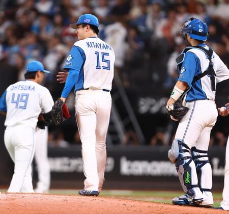 ５回、逆転を許し、降板する北山（中央）＝撮影・中島達哉