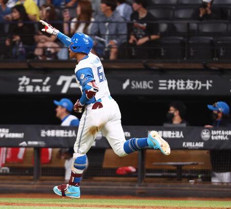 ８回、同点ソロを放ち、叫ぶ万波（撮影・中島達哉）