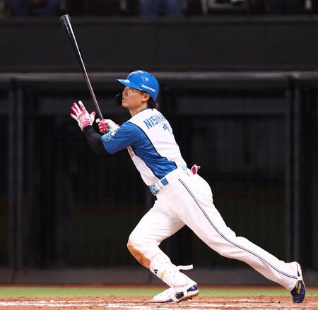 ７回、適時三塁打を放つ西川（撮影・中島達哉）