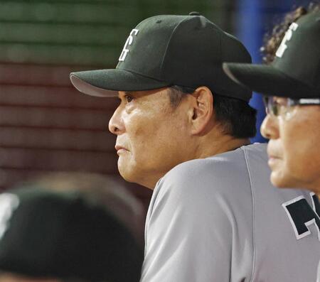 ８回表、試合を見つめる橋上監督代行