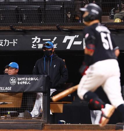 ９回、勝ち越しソロを放った山口（右）を見つめる新庄監督（撮影・中島達哉）