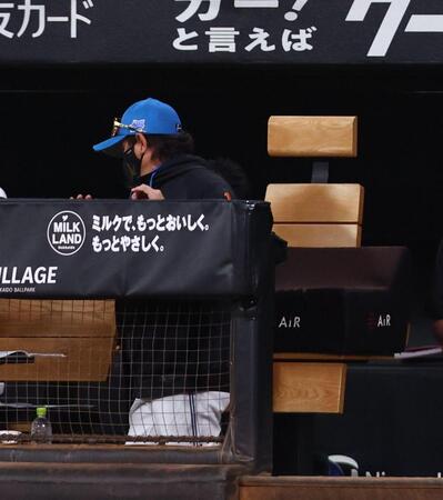 ロッテに敗戦し、引き揚げる新庄監督（撮影・中島達哉）