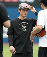 前日の試合で負傷した右肘にテーピングをしている浦田（撮影・伊藤笙子）