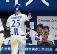 ２回、通算２５０号となるソロを放った筒香（手前）を迎える相川監督（奥左）＝撮影・伊藤笙子