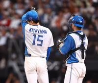 ５回、逆転を許し、降板する北山（左）＝撮影・中島達哉