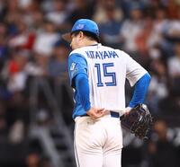 ５回、逆転を許し、肩を落とす北山（撮影・中島達哉）