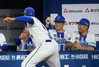 ２回、蝦名のソロにベンチを飛び出して喜ぶエンカーナシオン（手前）とグータッチする相川監督（中央）＝撮影・伊藤笙子