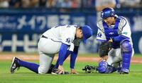 ２回、鈴木大の打球が右足に直撃し、うずくまる東（右は捕手・古市）＝撮影・伊藤笙子